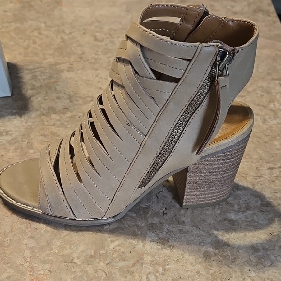 Marc Fisher Tan Heeled Booties with Chunky Heel - Picture 4 of 4